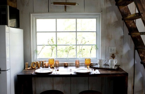 Flintstone Cabin | Beautiful Tree House for a Romantic Getaway on a Farm near Chattanooga Valley, Georgia