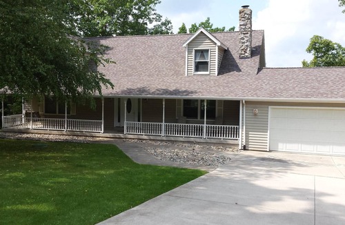 Frontier House | Beautifully Remodeled Lake Front House W/ Beach, Paddle Boat & Kayak. Sleeps 18+