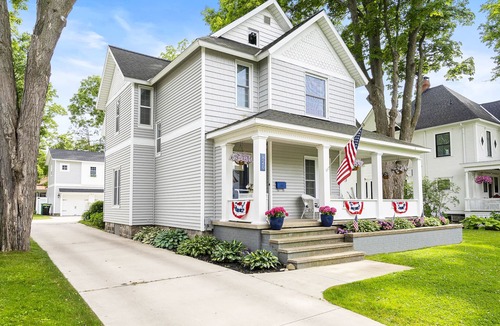 Petoskey House | Beautifully Renovated Home, Blocks from Restaurants and Entertainment!
