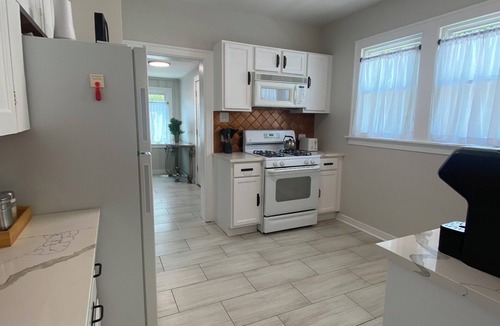 Berwyn House | Berwyn Bungalow - Explore Chicago from a Modern, Hip Bungalow vacation home.