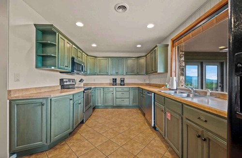 Chalet Village Cabin | BEST view | pool table | hot tub | 3 King, 3 Queen