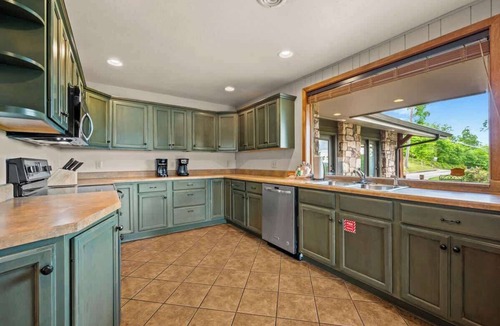 Chalet Village Cabin | BEST view | pool table | hot tub | 3 King, 3 Queen
