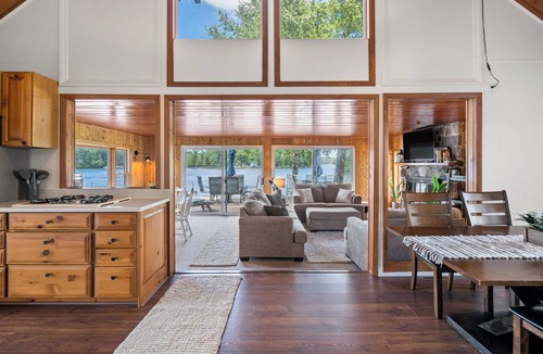 Irons Cottage | Big Bass Lake Retreat-Hot Tub, Wi-Fi, Kayaks