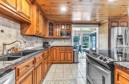 Dadeville House | Big Isle - 5BR/3.5BA Lake Martin home with 2 living spaces! Sleeps 12!