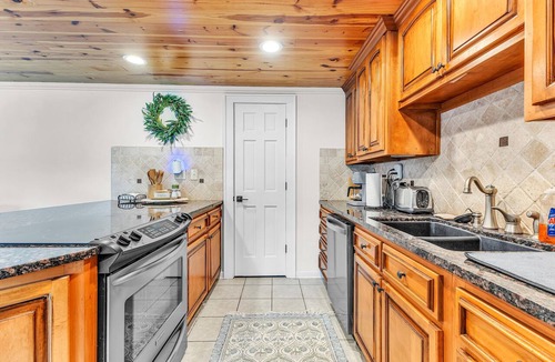 Dadeville House | Big Isle - 5BR/3.5BA Lake Martin home with 2 living spaces! Sleeps 12!