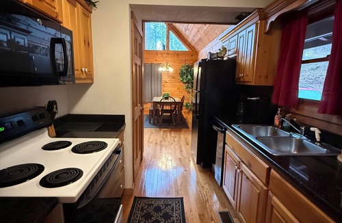 Black Bear Falls Cabin | Black Bear Cabin In Gatlinburg-Family Vacations/Romantic Getaway! Owner Operated