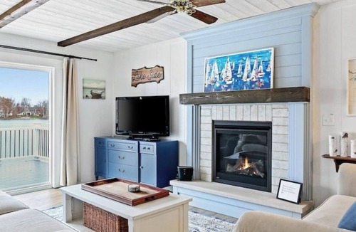 Canadian Lakes House | Blue Bungalow - Charming Lakefront Cottage on Canadian Lakes - Sleeps 8