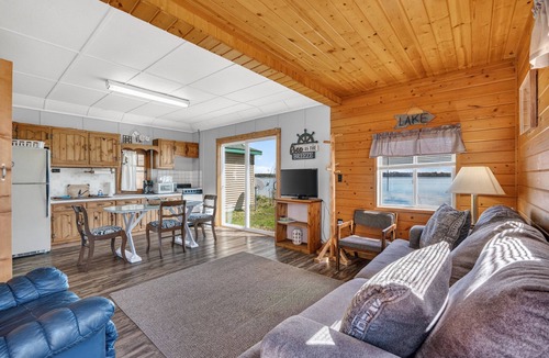Curtis Cabin | Blue Heron Cabin 3- Charming 2 bedroom lakefront cabin in Downtown Curtis