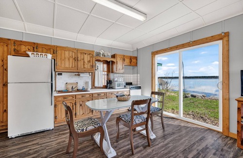 Curtis Cabin | Blue Heron Cabin 3- Charming 2 bedroom lakefront cabin in Downtown Curtis