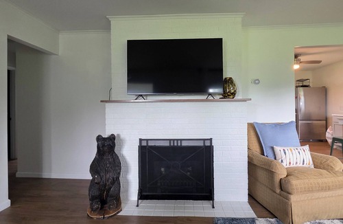 Hope House | Blue's Pad. A charming and cozy 2-bedroom house on Wixom Lake in Beaverton, MI