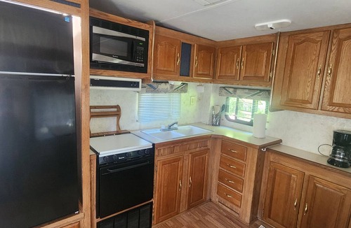 Garden House | "Bluewater Beach" 5th wheel camper in Fairport - 435' of Lake Michigan shoreline
