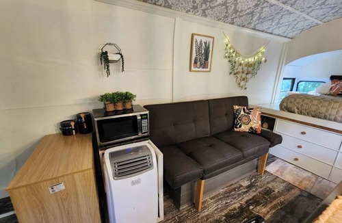 Bitely House | Bourbon St BlueBird Bus + HOT TUB on 10 ACRES
