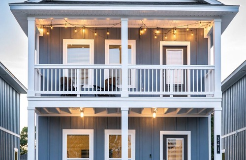 South Pensacola House | Brand New Modern Home, Patio w/Fire Pit, Walk to Downtown, 11 Minutes to Beach