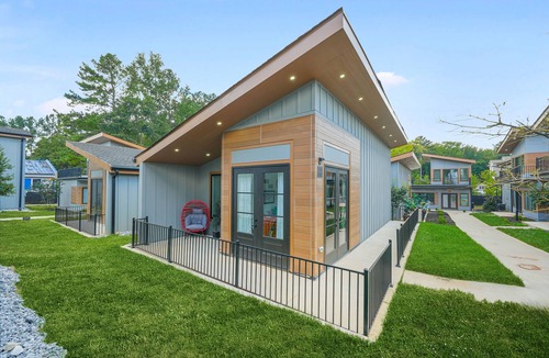 Union City House | Brand New + On-Site Coffee Shop + 12 mins to Airport & 25 mins to Downtown