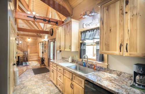 Cosby Cabin | BRAND NEW, STUNNING MOUNTAIN VIEWS, AMENITIES JUST FOR YOU! NEAR NATIONAL PARK!