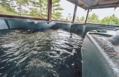 Ducktown House | Brew with a View-3br/3ba sleeps 8, hot tub, gamero