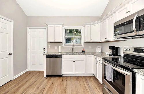 Huntsville House | Bright 2BR/2BA Home. Backyard, Patio, 500 Mbps. Near VBC, Arsenal & Space Center