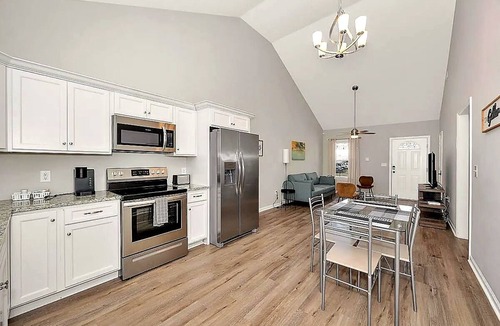 Huntsville House | Bright 2BR/2BA Home. Backyard, Patio, 500 Mbps. Near VBC, Arsenal & Space Center