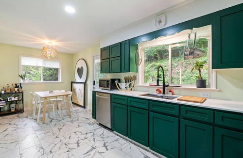 Crestline Heights House | Bright 3BR Retreat in Cahaba Heights, Safe and Central to Hospitals, Shopping
