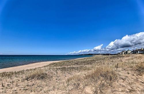 Manistee House | Bright Manistee Condo w/Beach + Pool Access!