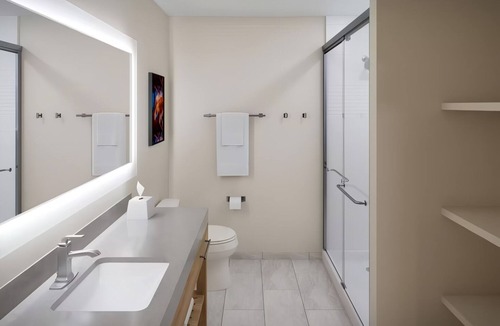 Macomb Hotel | Bright Studio with Kitchen Perfect for Family Travelers with Swimming Pool