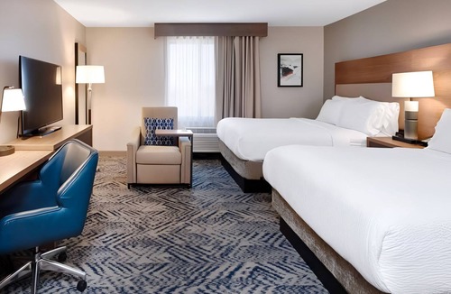 Macomb Hotel | Bright Studio with Kitchen Perfect for Family Travelers with Swimming Pool
