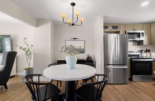 Northeast South Bend House | Bring Everyone to Shamrock Hill /Renovated 5BR Townhome/ Home Base near ND