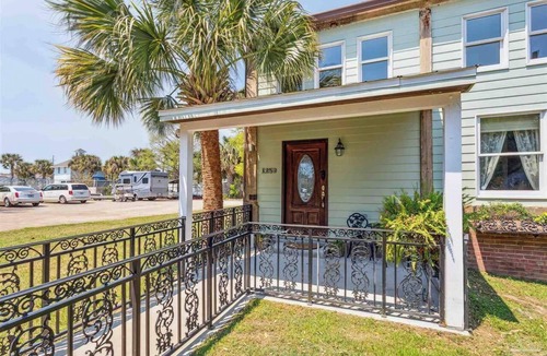Warrington House | Bring the pups & boat! Historic 2 bed, 2.5 bath waterfront town-home with dock.