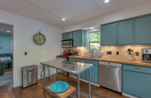 Saugatuck House | Cabernet Cottage minutes away from downtown & Oval beach! Hot Tub/Bonfire/Patio