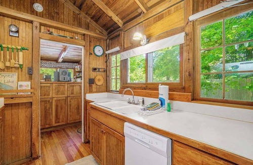 Frankfort House | Cabin-style cottage w/full kitchen, wood-burning fireplace, and full WiFi