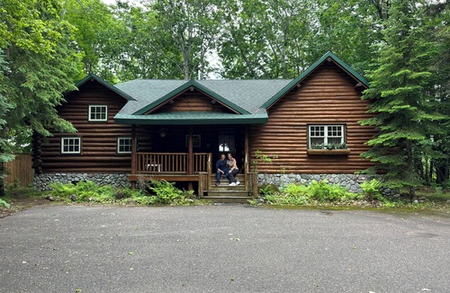 Houghton House | Calm Waters Cabin: RELAX-sauna & jacuzzi tub RECREATE-water & snowmobile trials