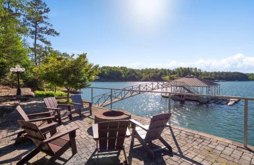 Arley House | Captain's Quarters - Lakeside Patio Fire Pit