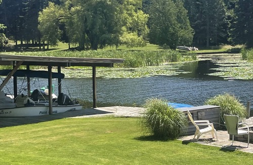 Ludington Cottage | Castle Point Resort on Hamlin Lake . Home, cottages, boat 650 ' Lake frontage