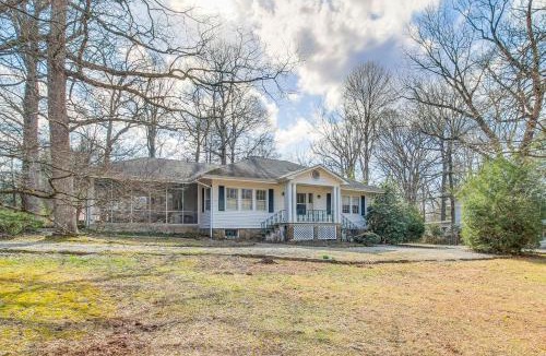 Saint Andrews House | Central & Ornate Sewanee Home w/Screened-In Porch