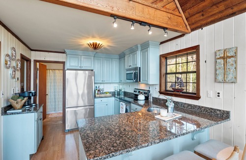 Crane Hill House | Chalet on Smith Lake - perfect lakeside retreat!