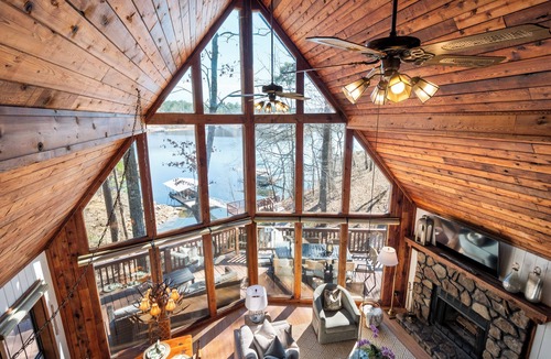 Crane Hill House | Chalet on Smith Lake - perfect lakeside retreat!