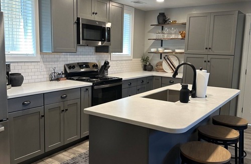 Frankfort Apartment | Charming 1-bedroom apartment downtown Frankfort 3 blocks from the beach!
