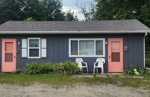 Caseville Cottage | Charming 1-bedroom cottage 0.5 from beautiful Caseville with AC, spacious yard