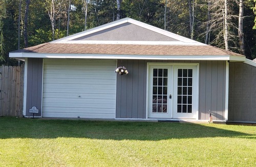 Cheboygan House | Charming 1-Bedroom Lodge Near Mackinac – Year-Round Getaway!