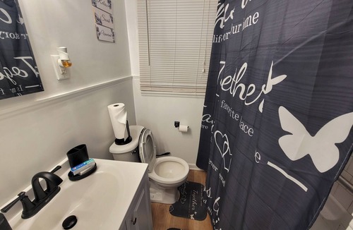 Jefferson Park House | Charming 2-bedroom house with AC, WiFi in nice East Point