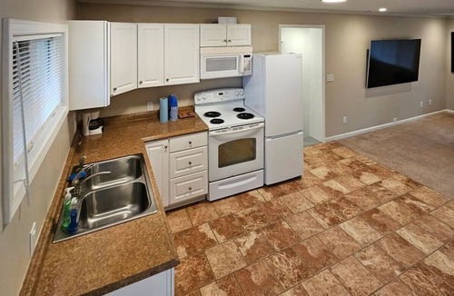 Lawton House | Charming 2-bedroom house with AC, WiFi. Perfect for UofM Gameday