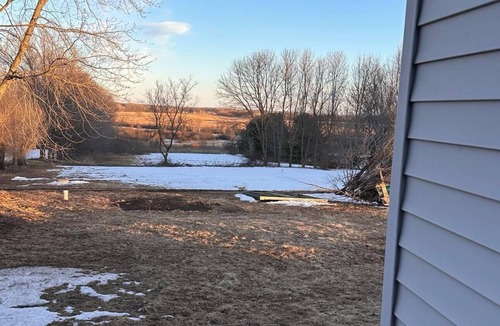 Hobart House | Charming 2-bedroom house in peaceful De Pere with WiFi. Outdoor fire pit.