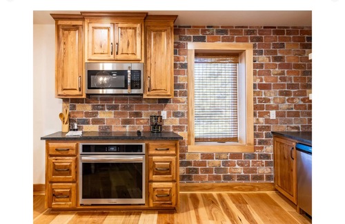 Jay House | Charming 2-bedroom Loft with AC, WiFi in lovely Jay