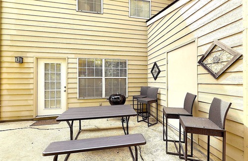 Town Center House | Charming 2-bedroom townhome with AC, WiFi in Kennesaw