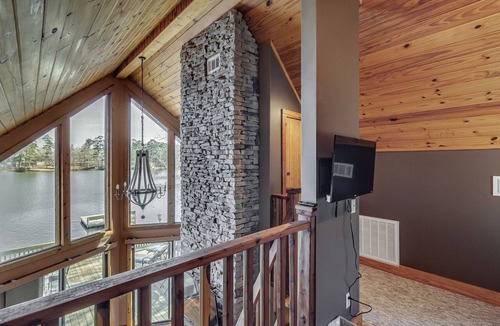 Pelahatchie Cabin | Charming 2BR Lakefront Cabin, fishing pier, boats, & kayaks, wonderful views