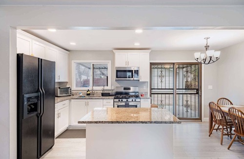 Romulus House | Charming 3-Bed Stay, Airport 10 Min, Pets OK
