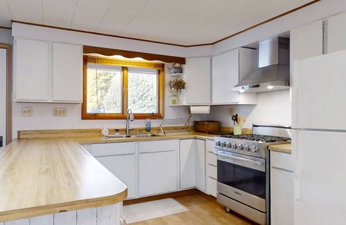 Lake Linden House | Charming 3-bedroom, 1 Murphy Bed in Hubbell AC, WiFi, Pinball, Trailside, Deck