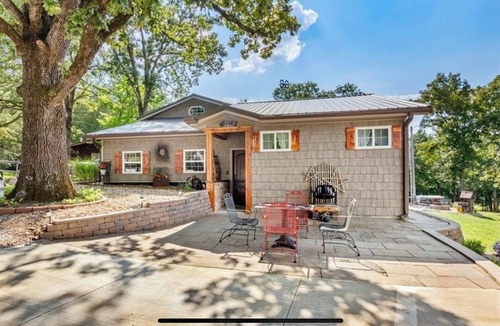 Rogers Cabin | Charming 3-bedroom cabin on Beaver Lake in Rogers with swim spa!