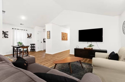 Drayton Plains House | Charming 3-bedroom house in Auburn Hills with AC, WiFi