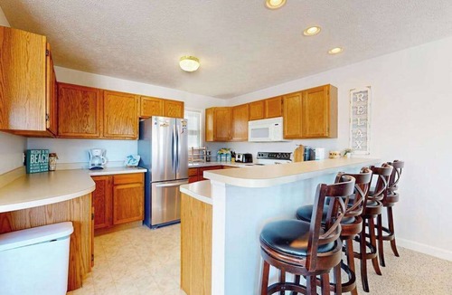 Manistee Condo | Charming 3 story condo, w/a W/D & Wifi, near beaches & shared pool access